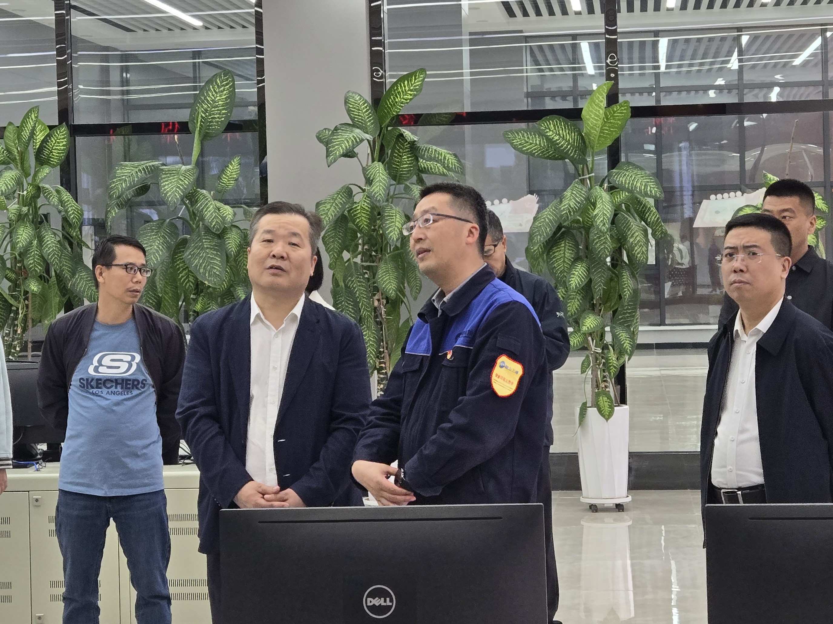 人大常委會(huì )副主任王磊一行在中央控制室.jpg